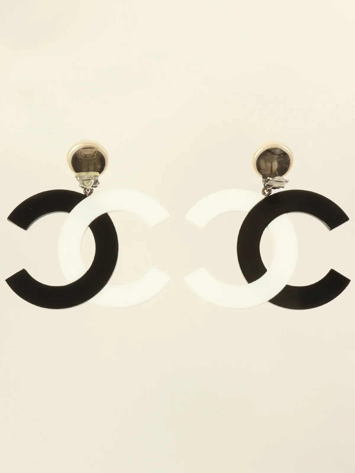 CHANEL 1996 Made Pearl Cc Mark Swing Earrings Black/White